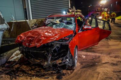 Kornwestheim: Komplizierte Rettung! PKW kracht durch Metallzaun - Drei Schwerverletzte muessen von der Feuerwehr aus dem Wagen geschnitten werden